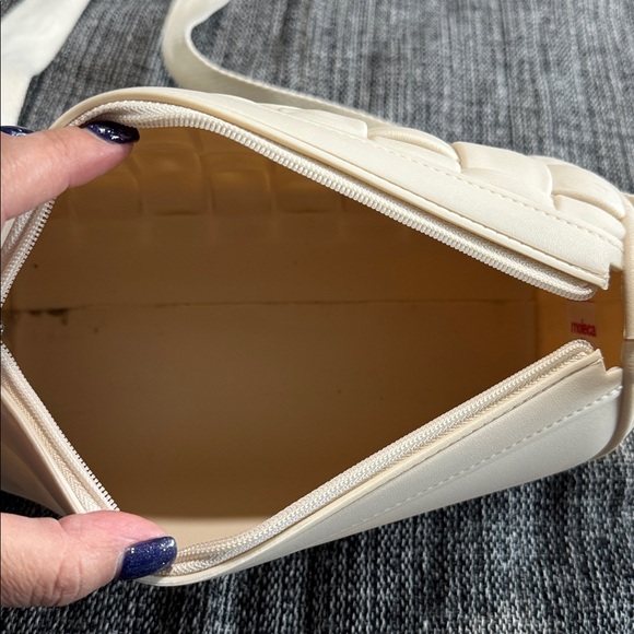 MOLECA - Cream rubber Quilted Crossbody Bag with zipper. - Picture 4 of 8